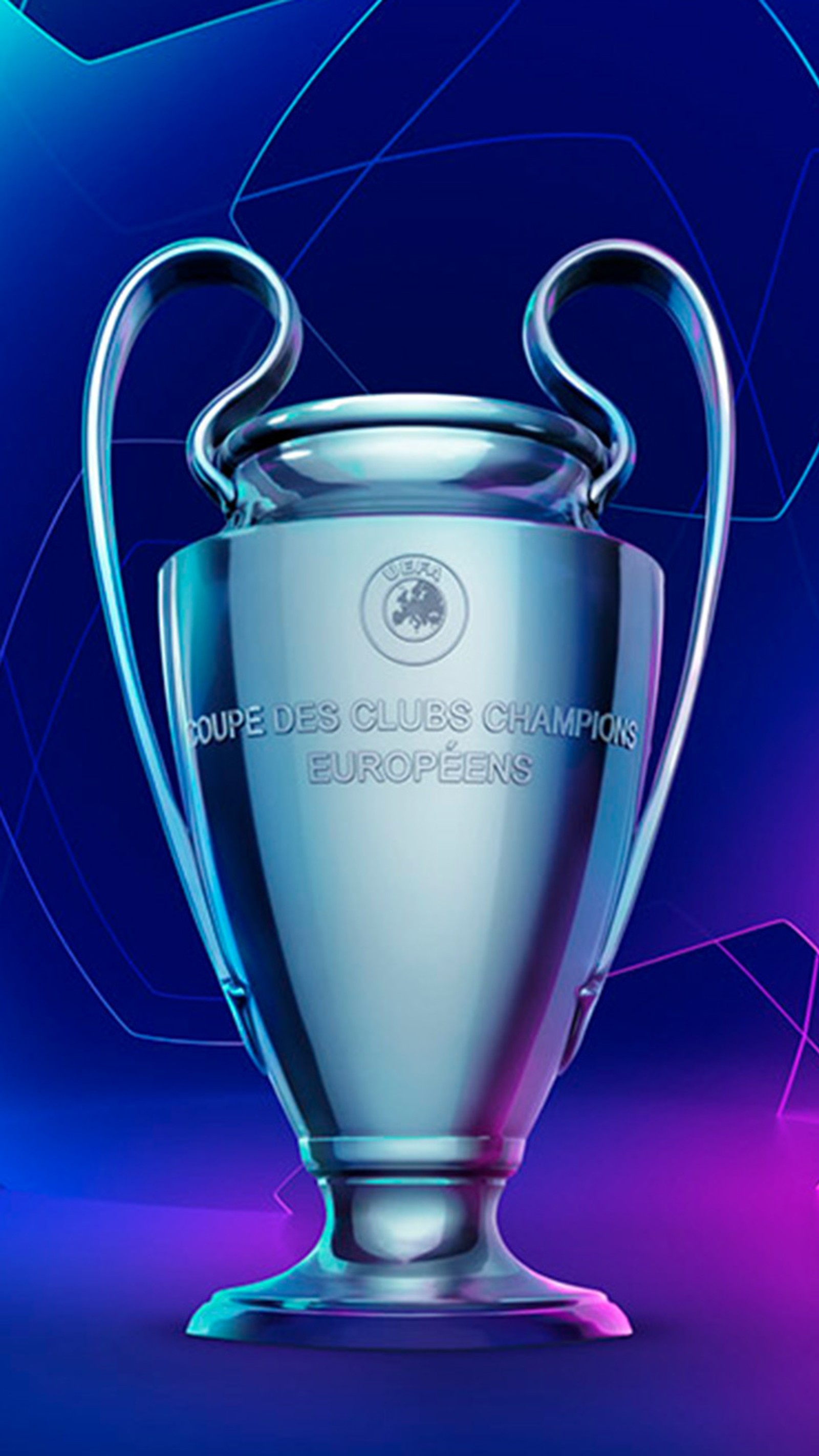 Image floue d'un trophée en argent sur fond bleu (uefa, champions, ligue, football, européenne)