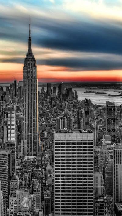 Beeindruckende Skyline-Aussicht auf New York City bei Dämmerung