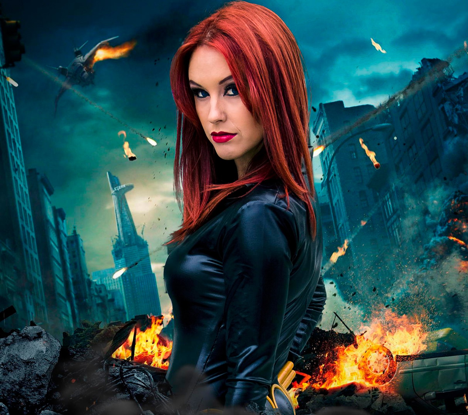 Gros plan d'une femme dans une tenue en cuir noir (avengers, veuve noire, black widow, cosplay, meg turney)