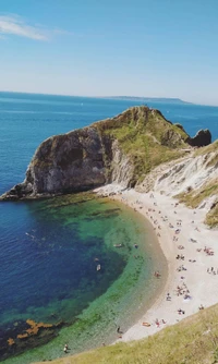 Vue côtière pittoresque avec plage de sable et eaux océaniques claires