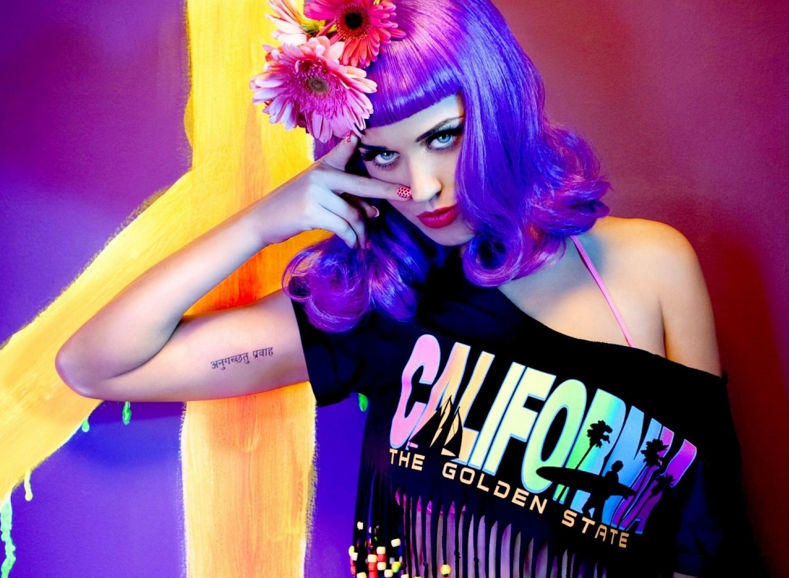 Arafed woman with purple hair and a flower in her hair (katy perry, people, singer)