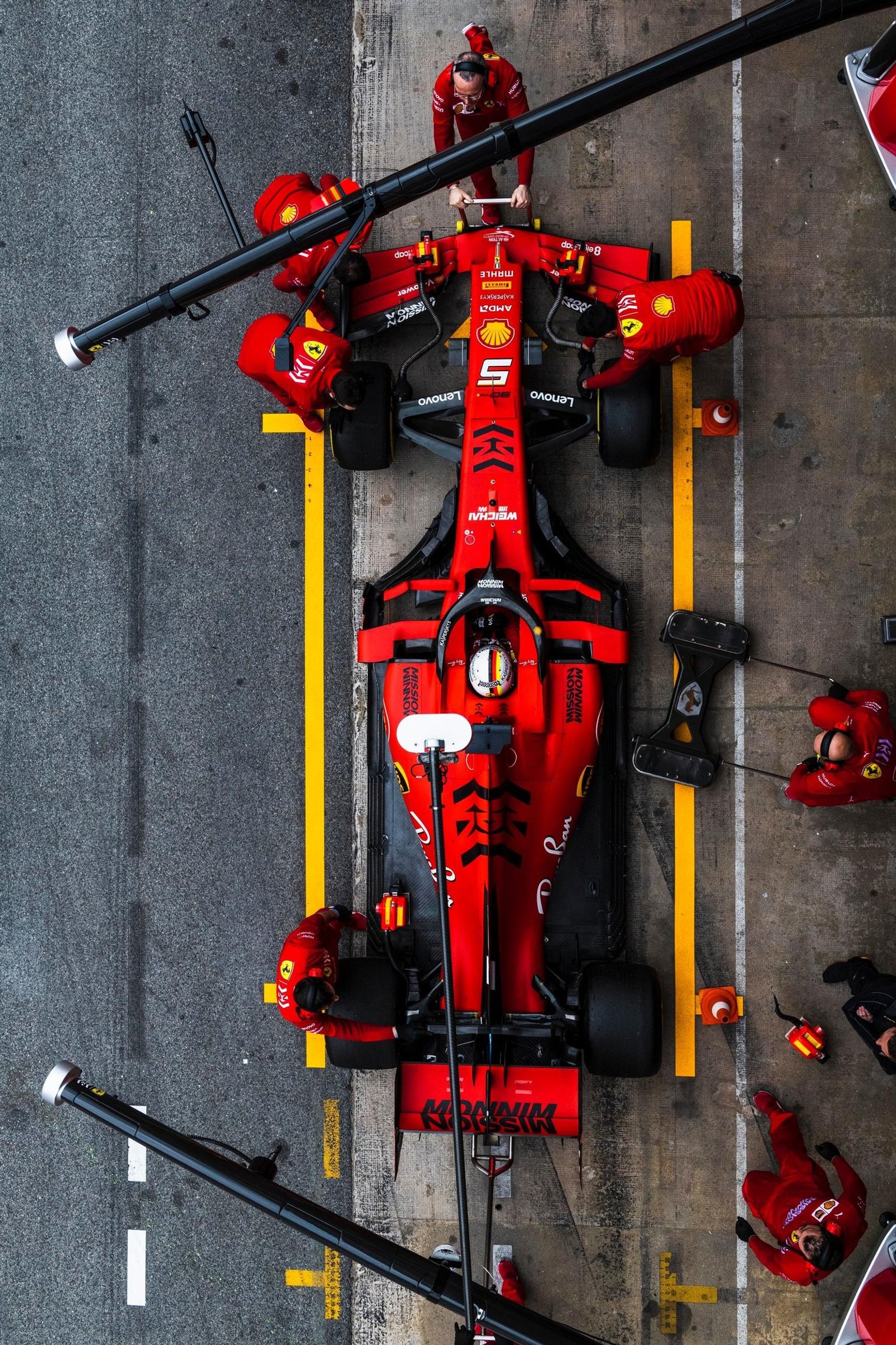 Un primer plano de un coche de carreras rojo estacionado en la calle (blood red car, coche, fórmula, pit crew, carreras)