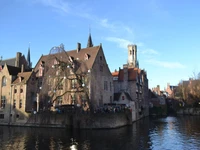 Arquitectura medieval escénica a lo largo de un canal tranquilo en Brujas