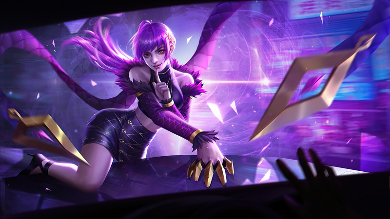 Женщина в фиолетовом наряде держит меч перед экраном (kda, evelynn, lol, league of legends, видеоигра)