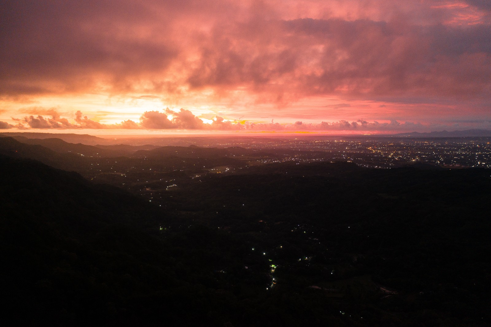 Vue arabe d'une ville au coucher du soleil avec un ciel rose (horizon, nuage, coucher de soleil, soir, atmosphère)