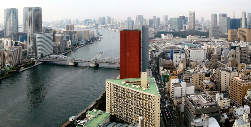 Воздушный вид на город с рекой и мостом (токийская башня, tokyo tower, река сумита, город, городской пейзаж)