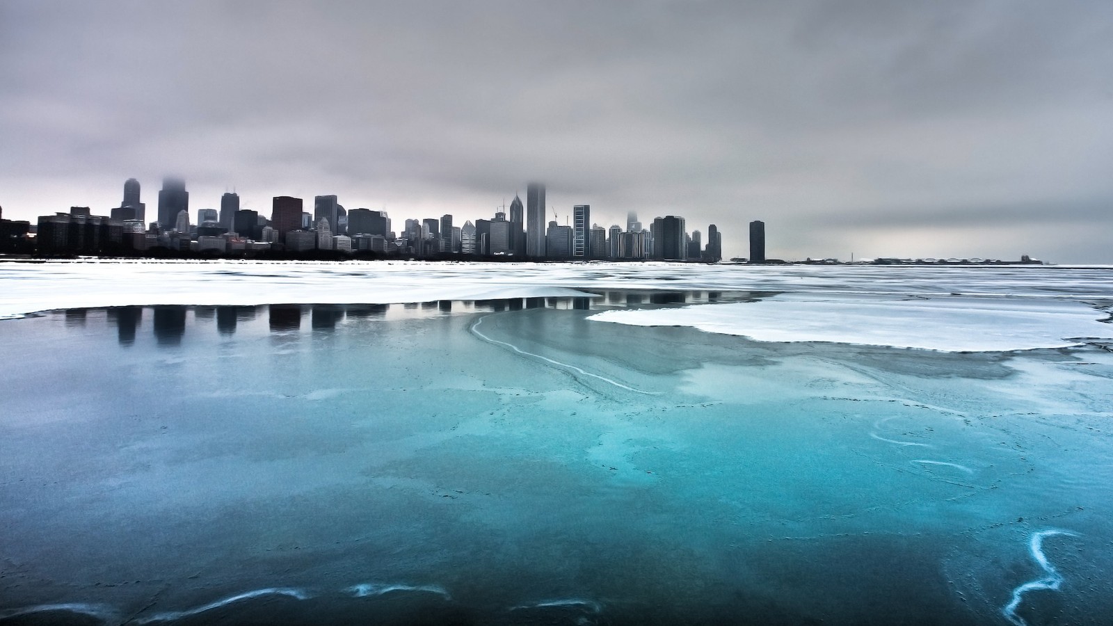 Vista aérea del horizonte de una ciudad desde un lago congelado (nueva york, new york, chicago, nube, agua)