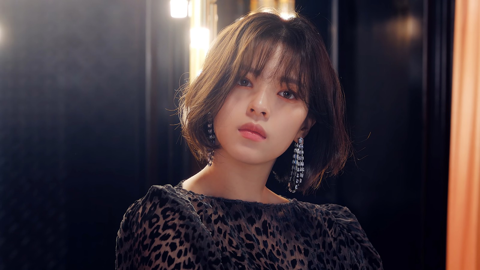 Um close em uma mulher em um vestido de estampa de leopardo (jeongyeon, 정연, yoo jeong yeon, twice kpop, 트와이스)