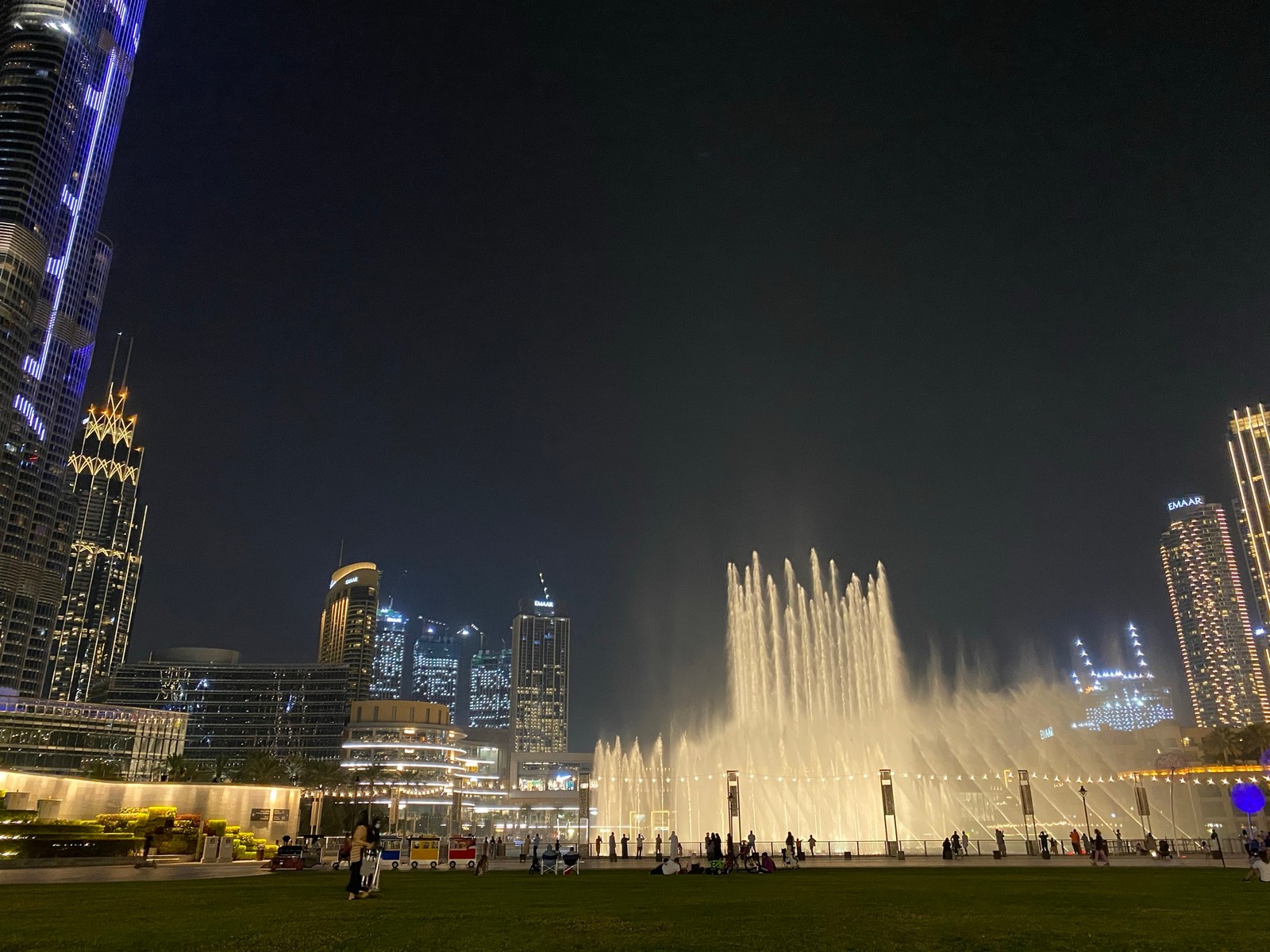 Fonte em frente a um horizonte da cidade à noite (noite, área urbana, cidade, metrópole, torre)