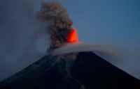 Erupção majestosa de um estratovulcão com lava e cinzas vulcânicas