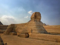 Große Sphinx von Gizeh: Ikonisches Denkmal des alten Ägypten zwischen den Pyramiden.