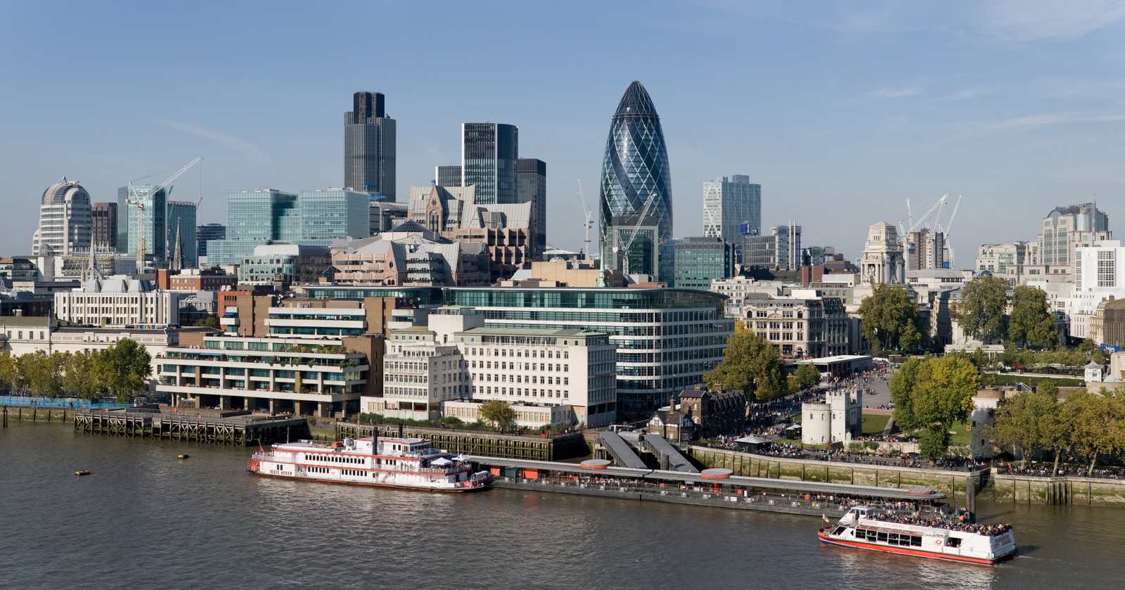 Панорамный вид города с рекой и лодкой. (лондон, london, река темза, город, городской пейзаж)