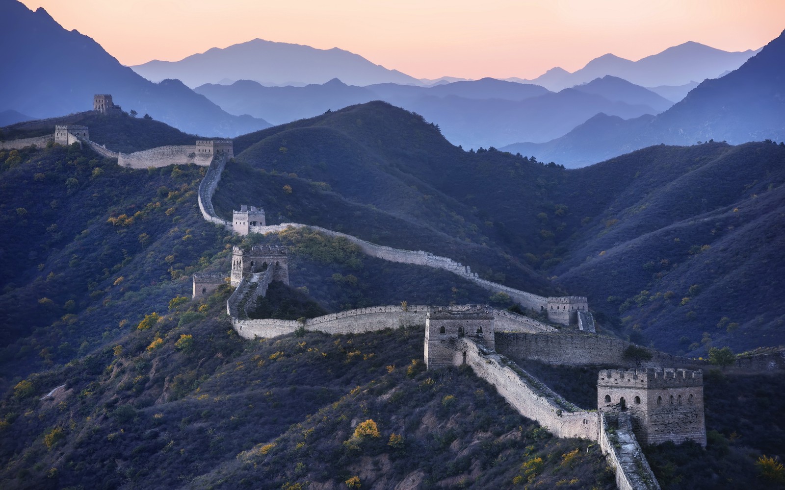 La grande muraille de chine au coucher du soleil (grande muraille de chine, formes montagneuses, montagne, chaîne de montagnes, point de repère)