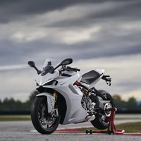 Ducati Supersport 950: Elegante moto deportiva 2021 en llamativo acabado blanco