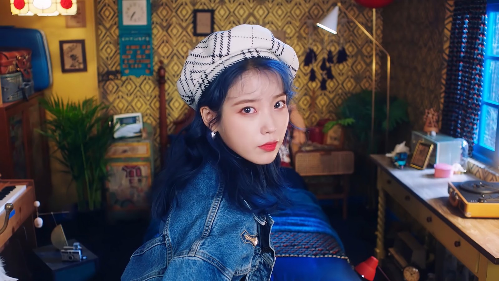 Une femme girafe avec des cheveux bleus portant un chapeau et une veste en jean (iu, kpop, filles, k pop, blueming)