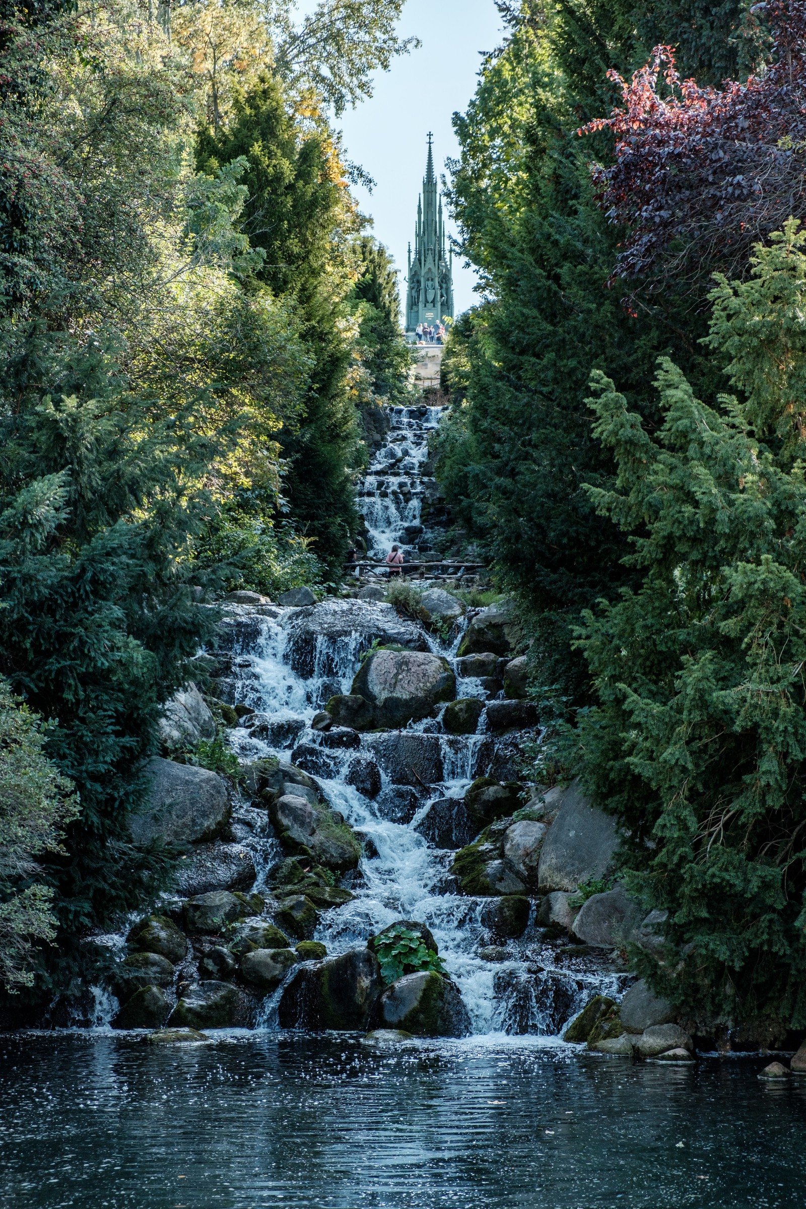 Ein wasserfall, der die seite eines hügels hinunterfließt (gewässer, natürliche landschaft, natur, wasserressourcen, wasser)