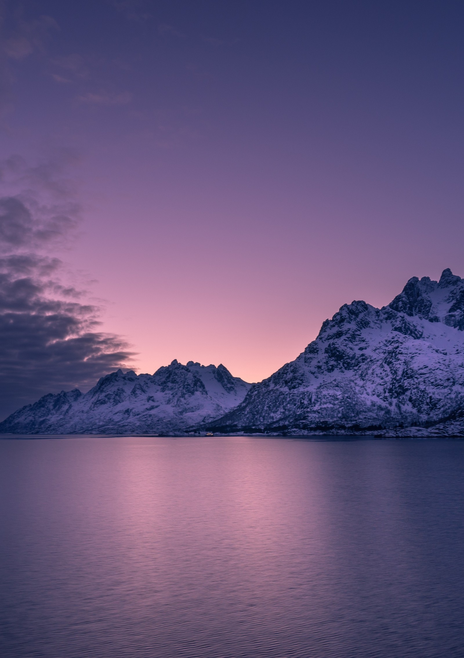 Ciel violet au-dessus des montagnes et de l'eau avec un bateau au premier plan (nature, bleu, montagne, formes montagneuses, chaîne de montagnes)