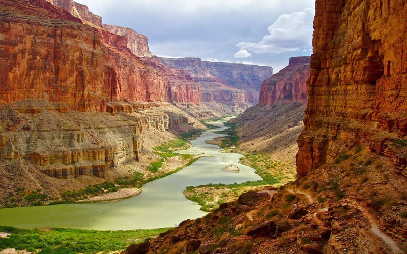 Вид на реку, текущую через каньон рядом с горой (гранд каньон, grand canyon, река колорадо, каньон, достопримечательность)