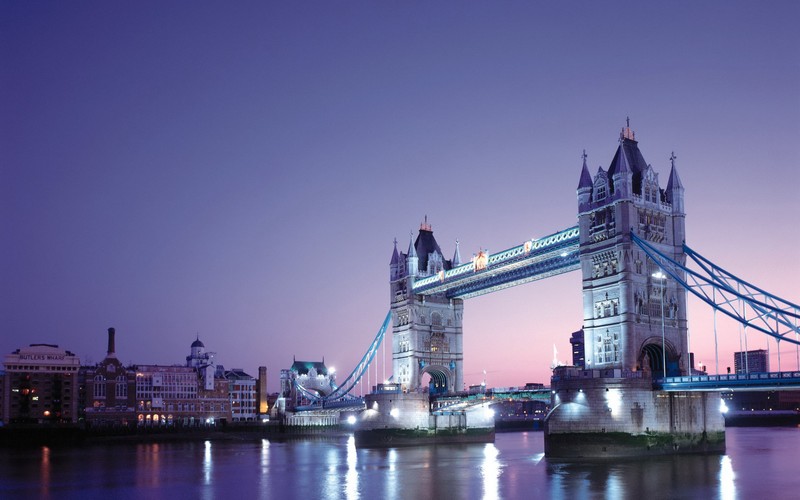 Арочный вид на мост с башней в сумерках (tower bridge, лондонский мост, london bridge, лондонская башня, достопримечательность)