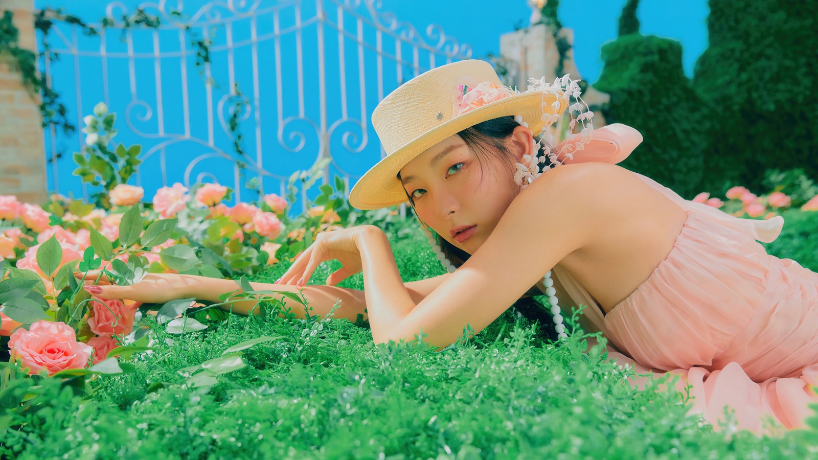 Une femme allongée dans l'herbe avec un chapeau (red velvet, kpop, 레드벨벳, le festival reve 2022, coréen)