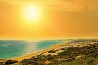 Pôr do sol na Praia de Areia Dourada no Norte de Chipre: Uma Paisagem Costeira Marinha.