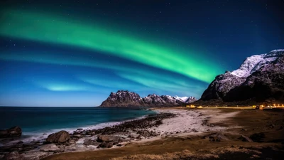 Faszinierende Nordlichter über den Lofotenbergen, Norwegen