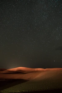 Noche estrellada en el desierto sobre las dunas