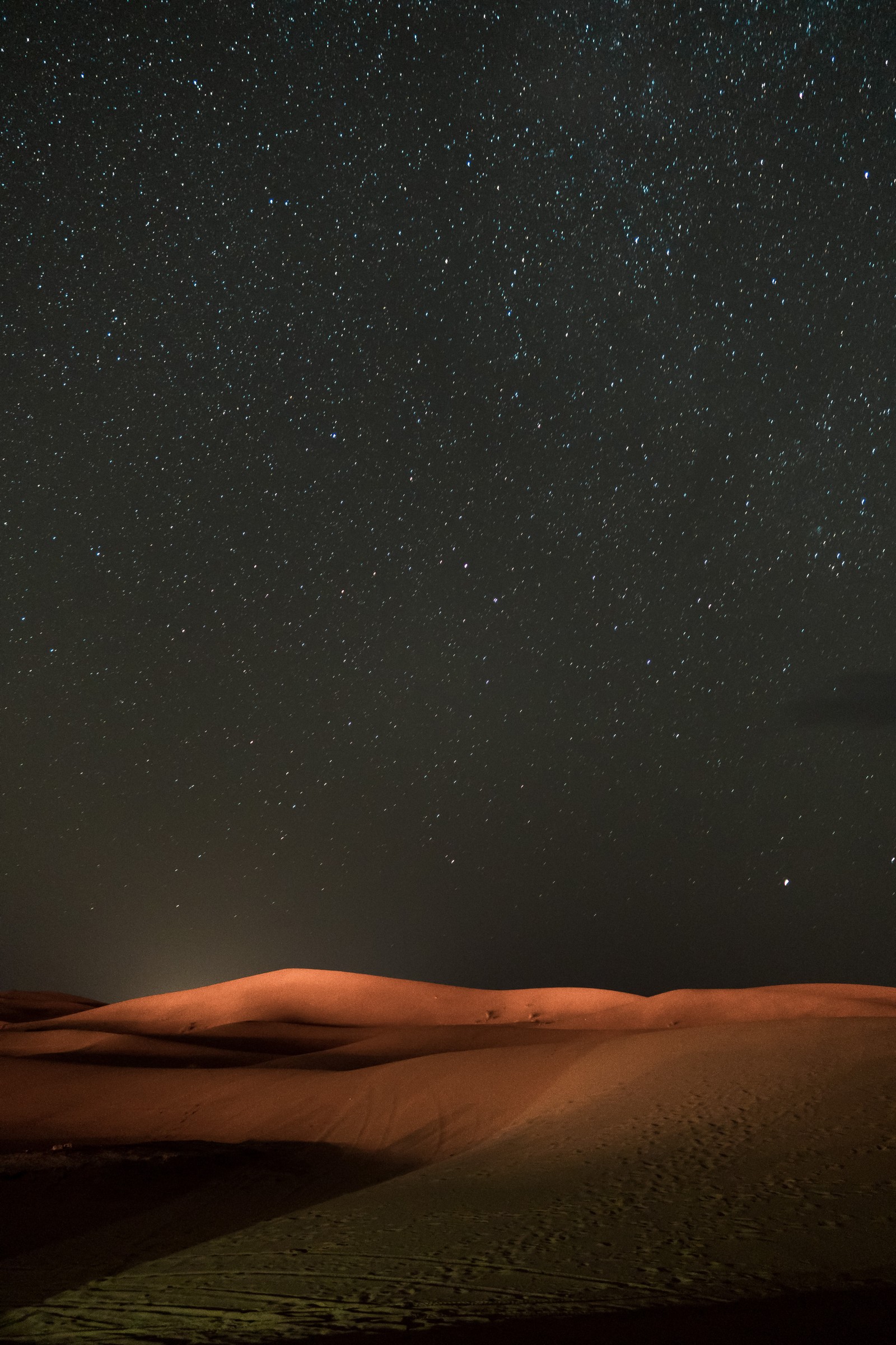 Céu estrelado sobre uma paisagem desértica com um cavalo solitário (macaron, atmosfera, ecorregião, paisagem natural, objeto astronômico)