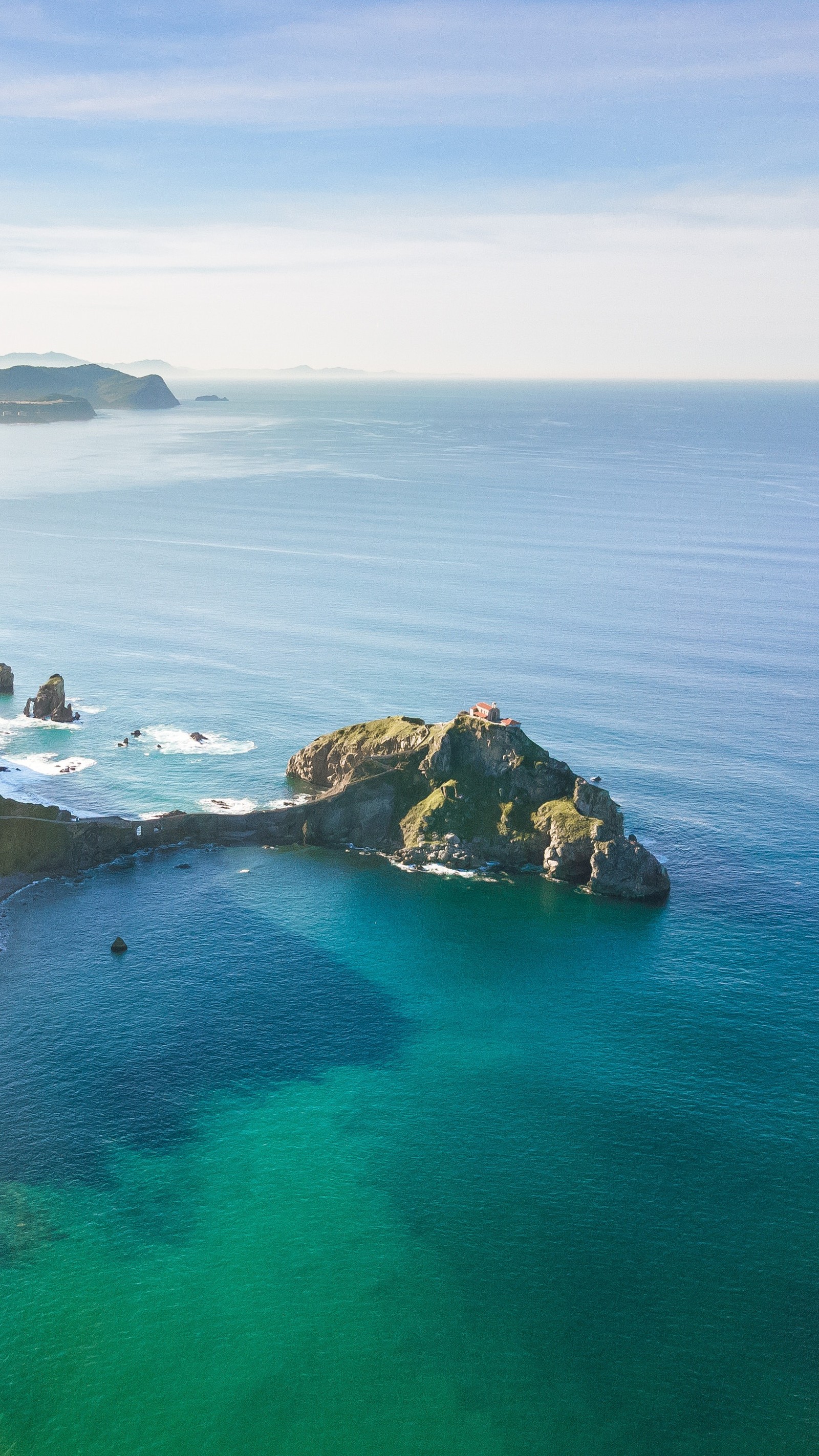 Uma vista árabe de uma praia com uma pequena ilha no meio (natureza, whatsapp, água, nuvem, azul celeste)