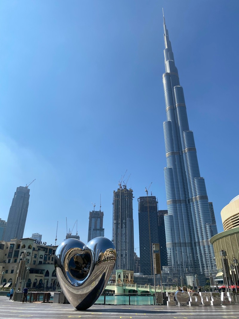 Вид скульптуры перед высоким зданием (дубай, dubai, burj khalifa, небоскреб, башенный блок)