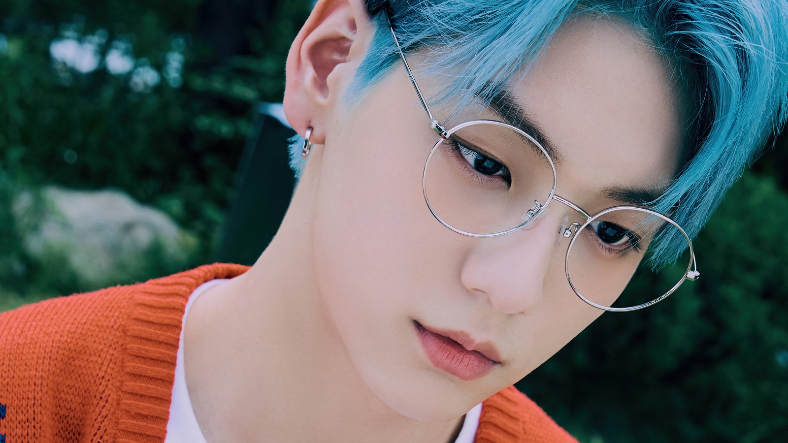 Un primer plano de una persona con cabello azul usando gafas (txt kpop, tomorrow x together, 투모로우바이투게더, kpop, k pop)