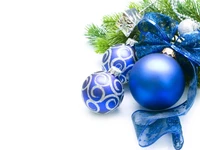 Enfeites de Natal azul cobalto e decoração de pinho para festividades