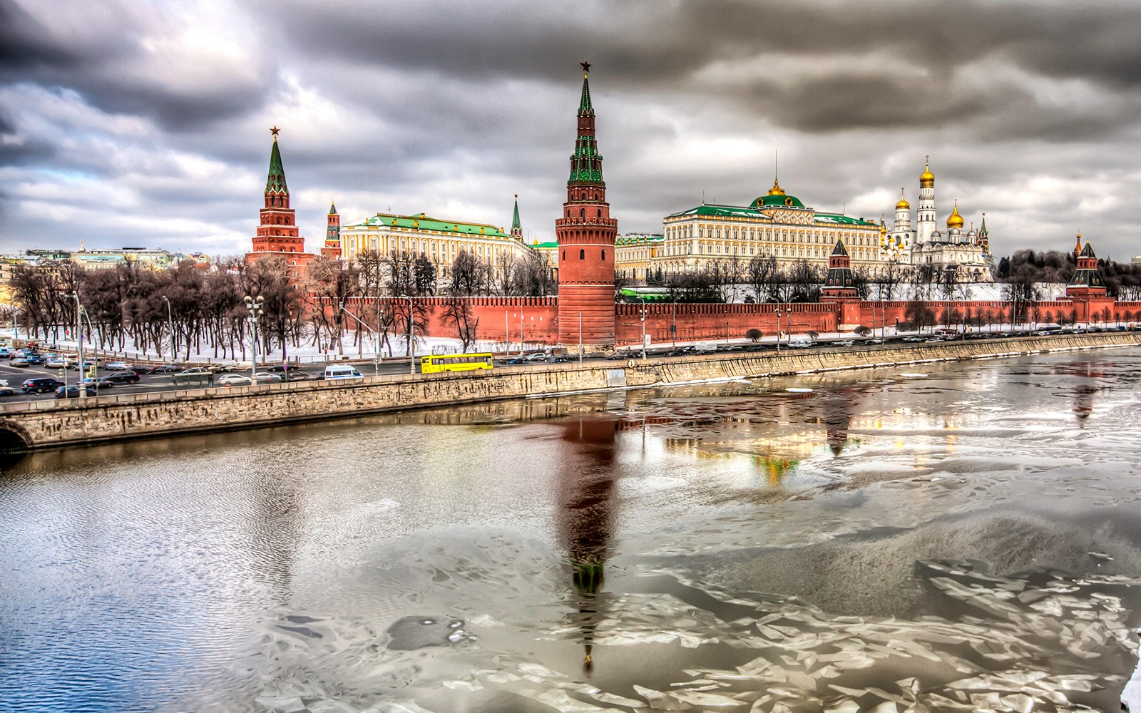 Скачать обои московский кремль, отражение, вода, достопримечательность, облако