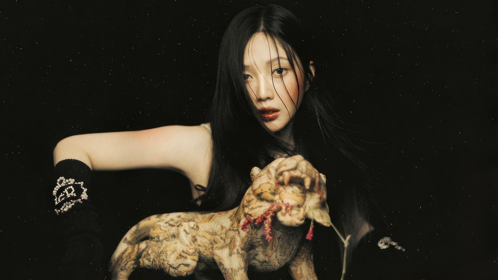 Mulher árabe com um cachorro e um colar no pescoço (red velvet, k pop, 레드벨벳, kpop, meninas)