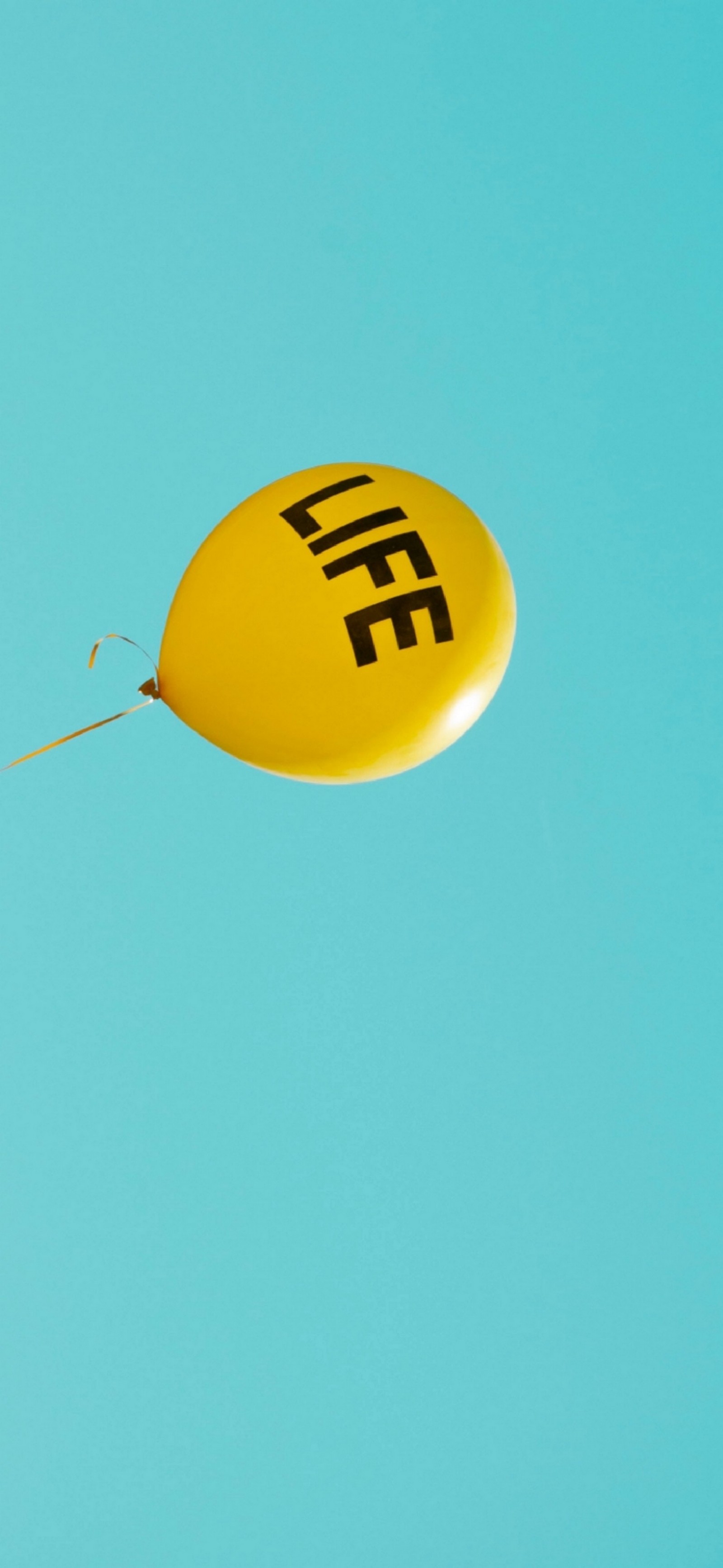 Hay un globo amarillo con una palabra negra en él (naranja, logotipo, círculo, azul eléctrico, dibujo)