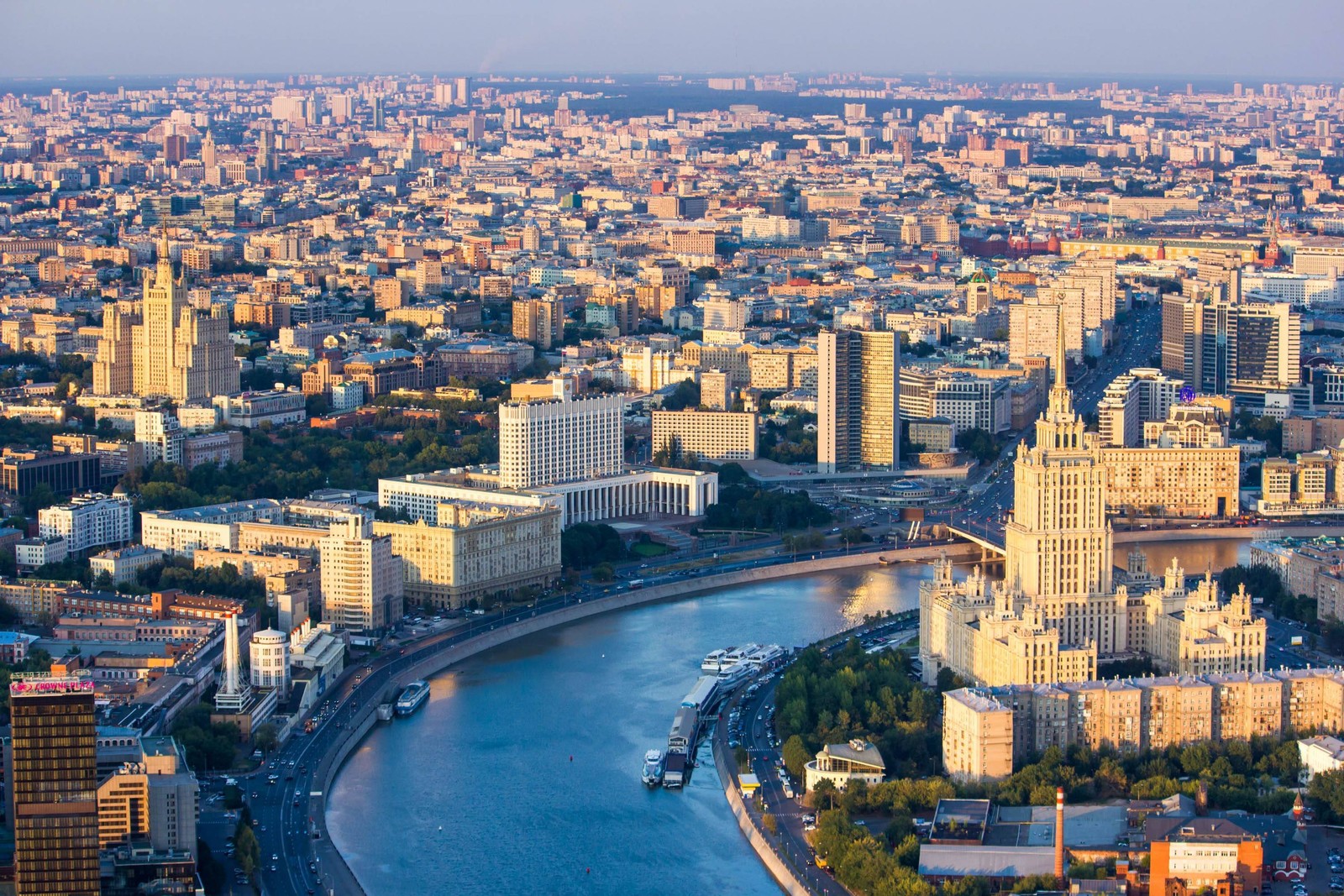 Vista de uma cidade com um rio e uma ponte (metrópole, vista aérea, moscou, horizonte, arranha céus)