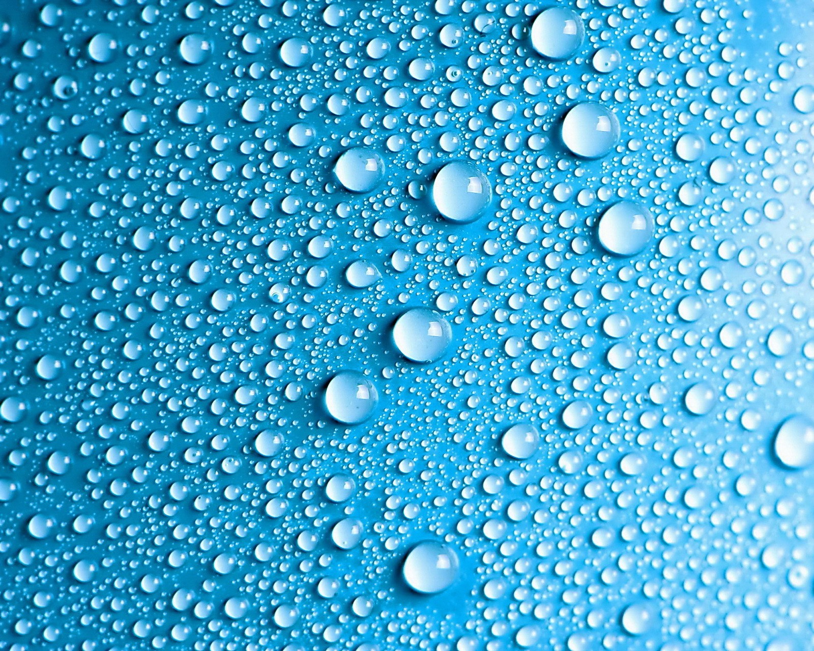 Gouttes d'eau sur une surface bleue (bleu, gouttes, eau)