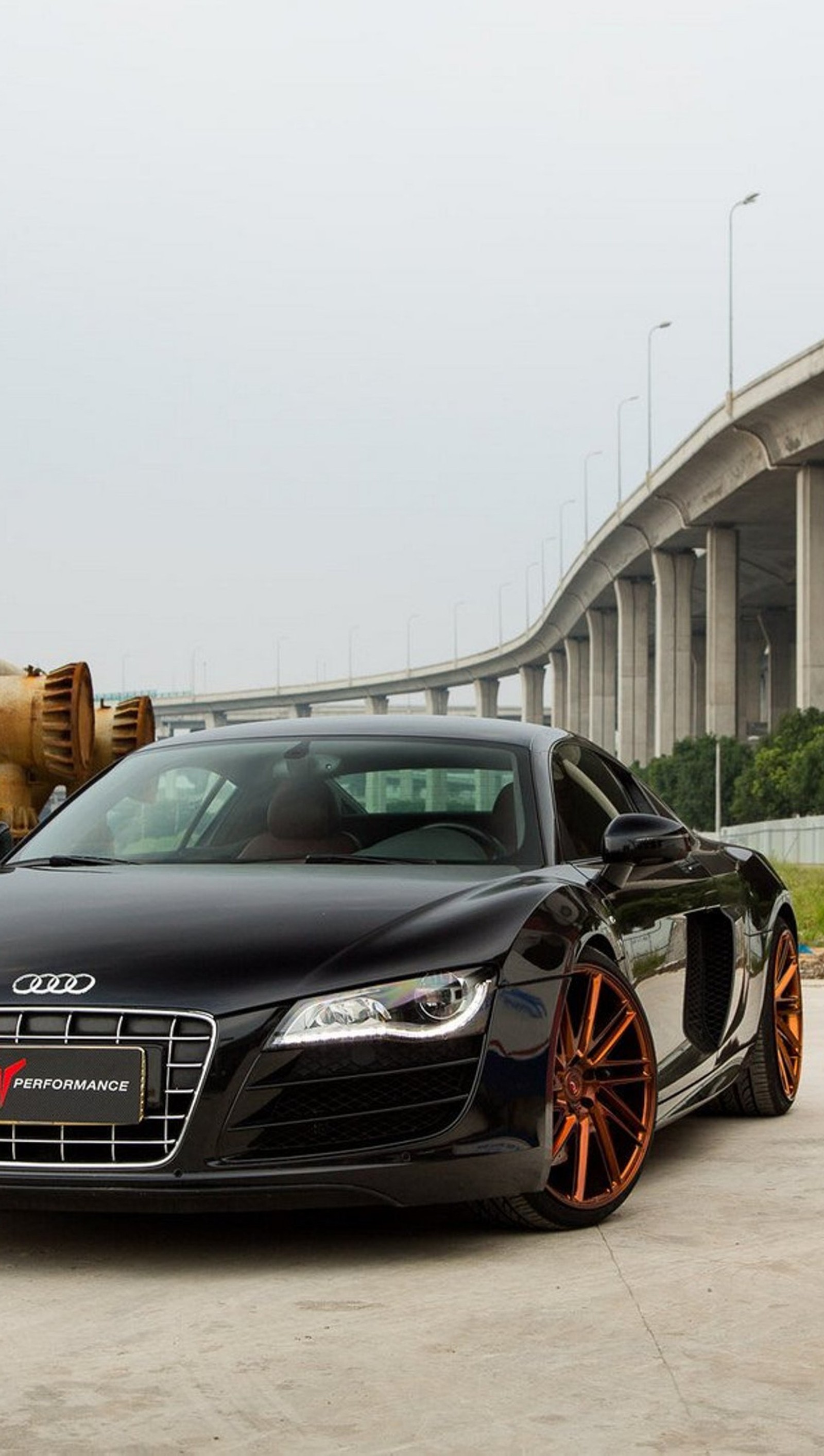 Audi r8 con llantas naranjas estacionado frente a un puente (audi, negro, coche, r8)