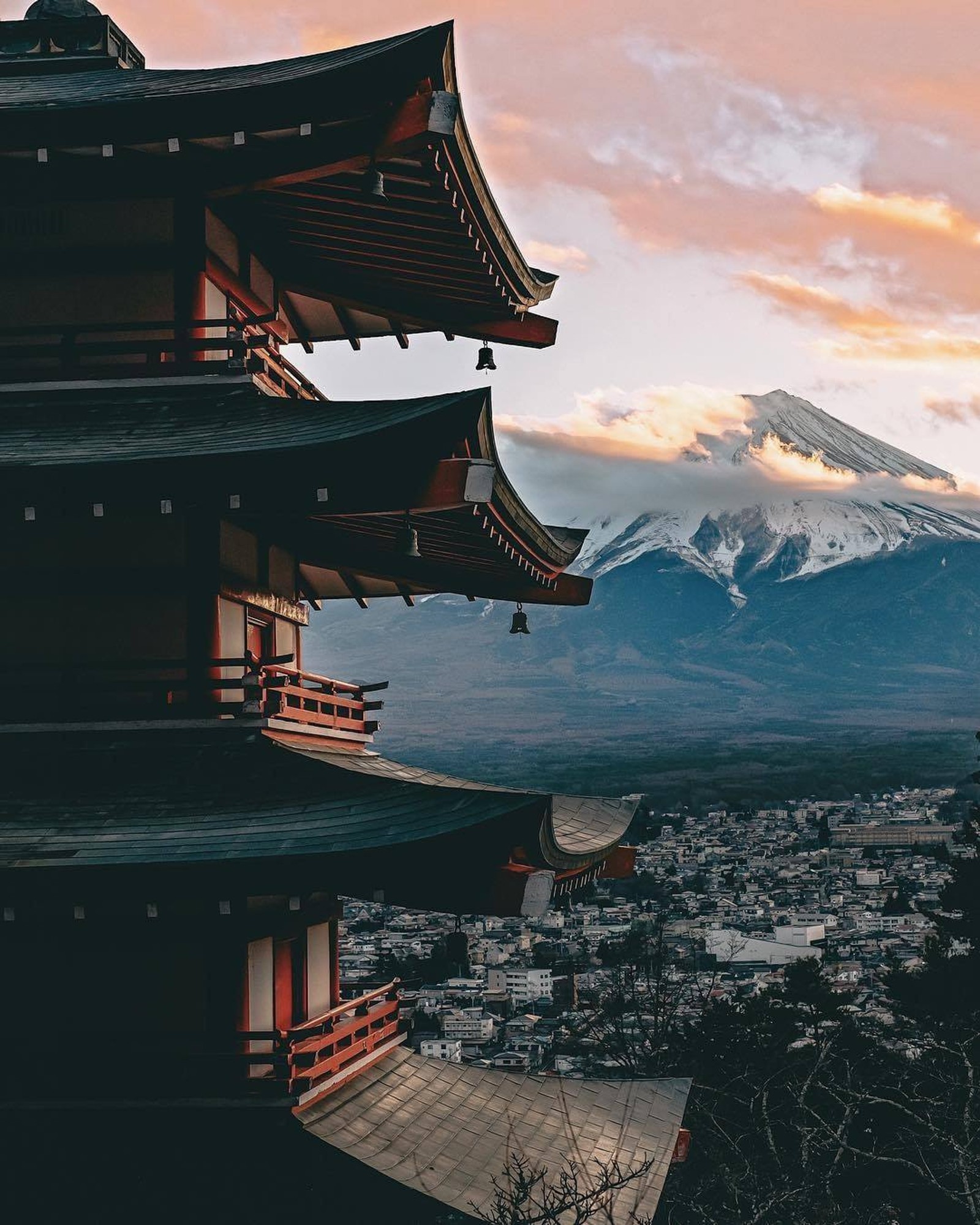 Uma vista de uma pagoda com uma montanha ao fundo (fuji, japão, montanha, santuário, zash)