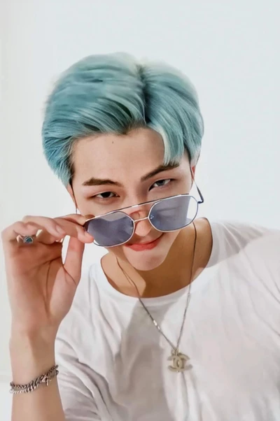 RM de BTS: Vibras Elegantes con Cabello Azul Hielo y Gafas de Sol