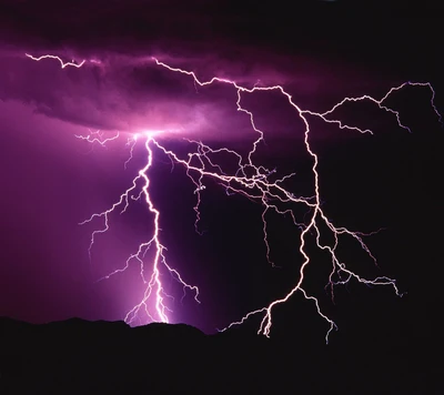 Éblouissant éclair violet illumine le ciel orageux