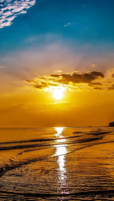 Amanhecer dourado sobre ondas de praia tranquilas