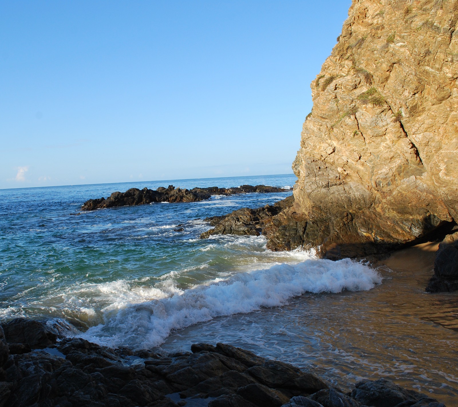 Una gran formación rocosa en la costa del océano (mar, playa)