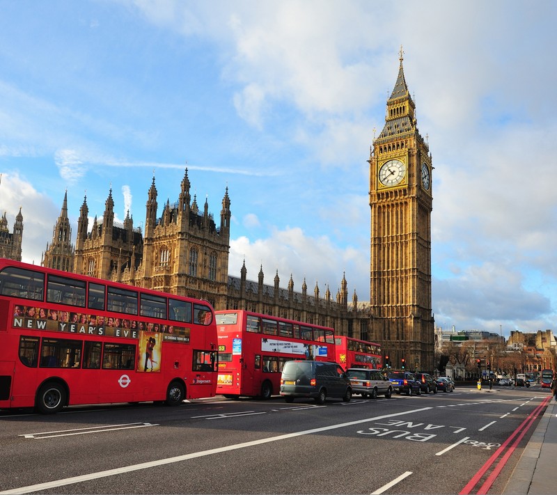 Красные двухэтажные автобусы припаркованы на улице (биг бен, big ben, англия, england, лондон)