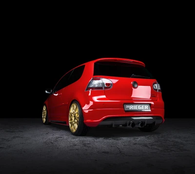 Volkswagen Golf personnalisé avec une peinture rouge frappante et des roues dorées sur un fond sombre.