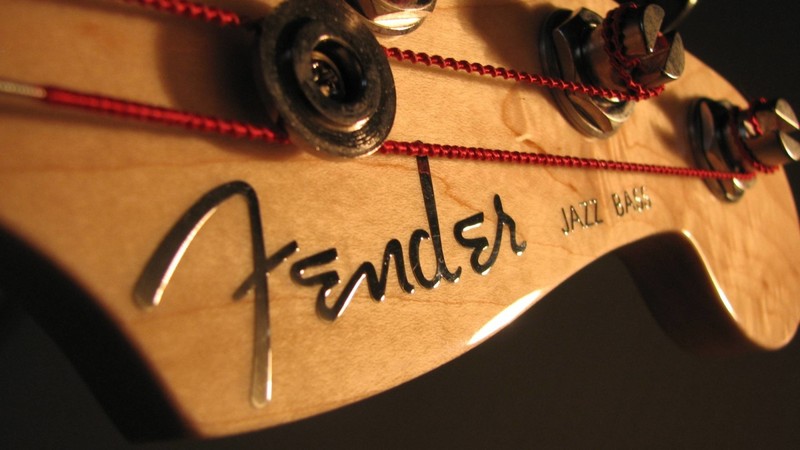 Крупный план грифовой части гитары с надписью fender (бас гитара, гитара, контрабас, струнный инструмент, электрогитара)