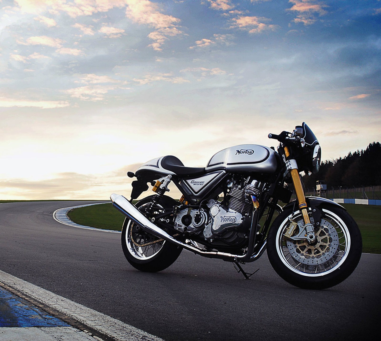 Il y a une moto garée sur le bord de la route (café racer, cafe racer, commando 961, norton)