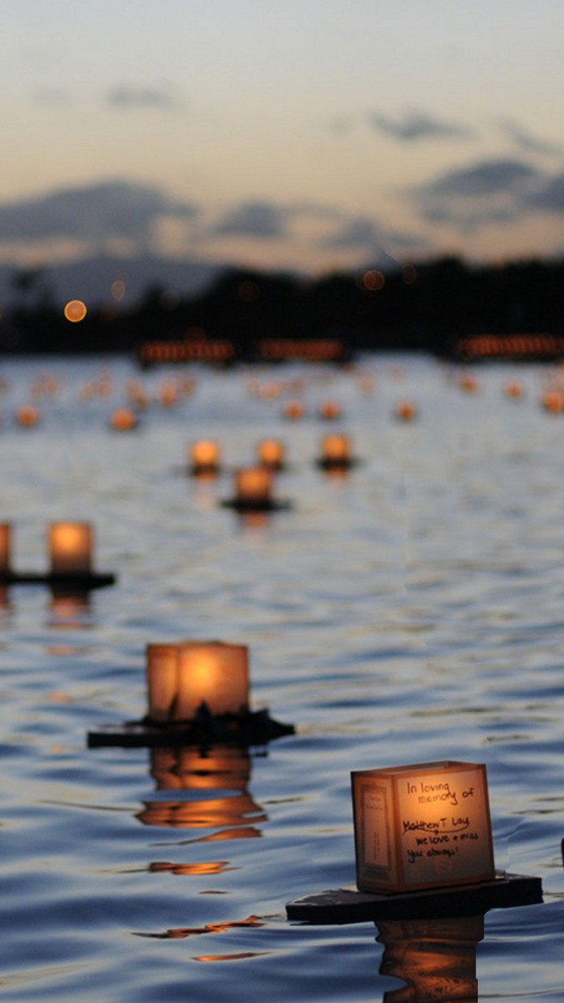 Свечи плавают в воде на фоне неба (river candle, духовный)