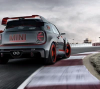 Mini picador dinámico en la pista de carreras