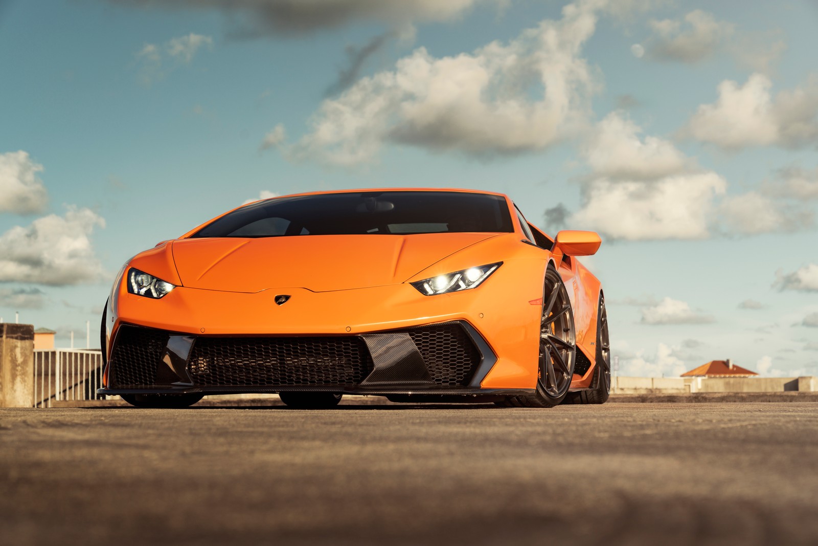 Un gros plan d'une voiture de sport orange garée dans un parking (lamborghini huracán, lamborghini huracan, 5k, 8k, voitures)